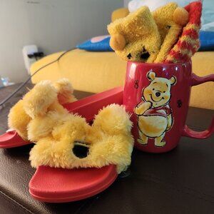 Winnie the Pooh Fuzzy Slippers Set, womens sz 6 — New/Like New